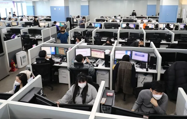 How Banks and Insurance Companies Can Benefit from AI Customer Support Agents
